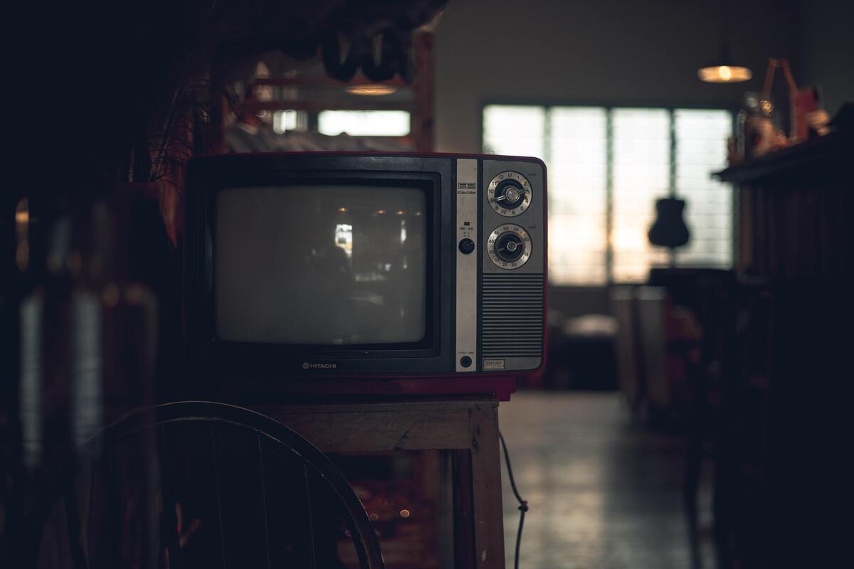 TV antiga em ambiente escuro