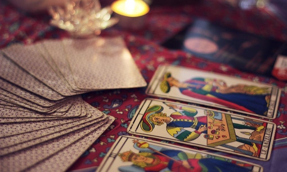 cartas de tarot na mesa