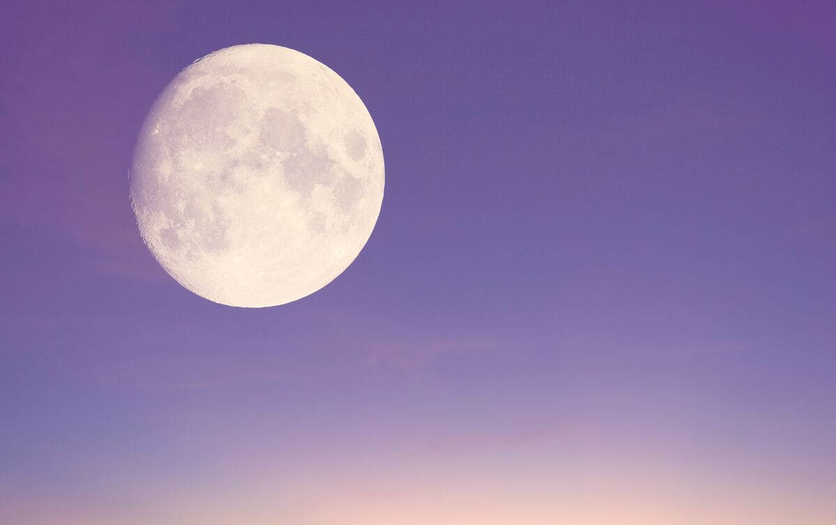 Lua cheia em céu roxo.