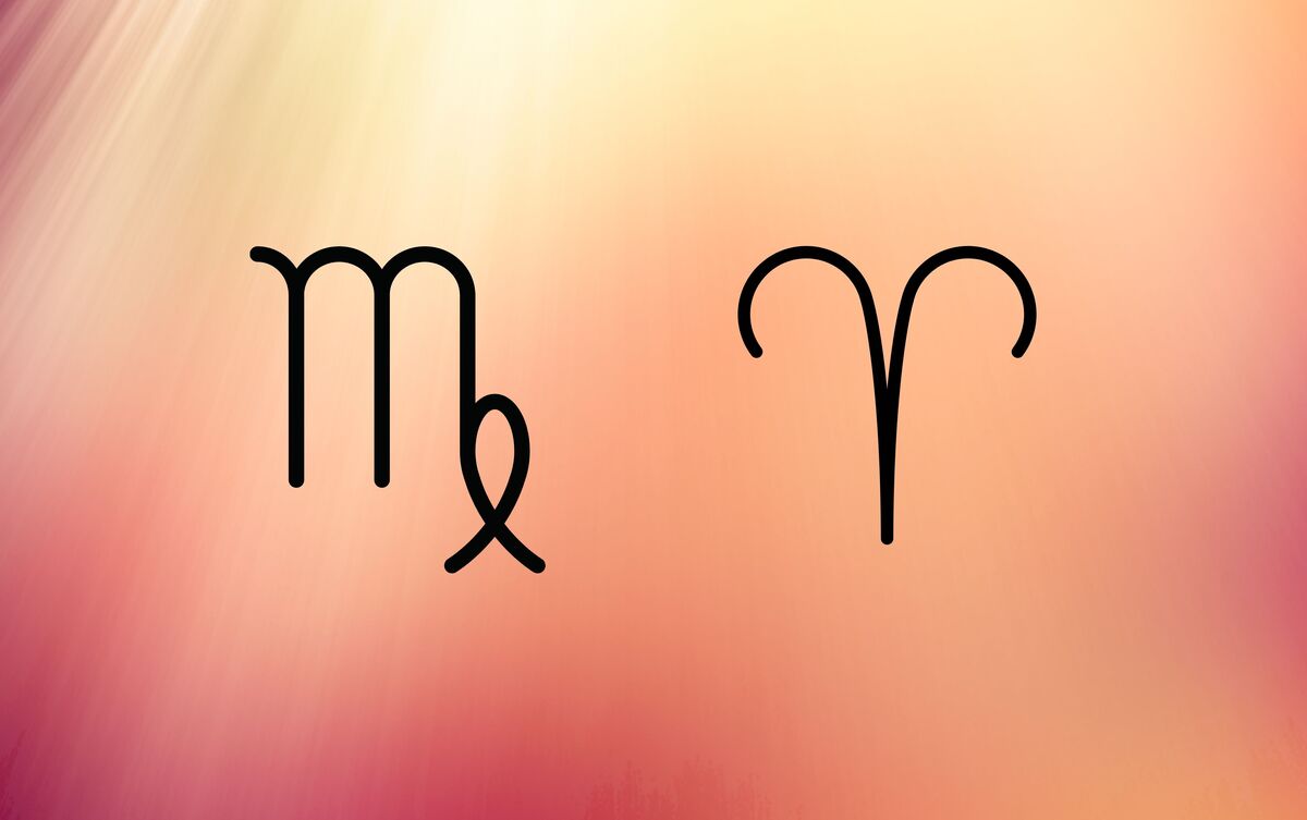 Símbolos dos signos de Áries e Virgem em fundo laranja.