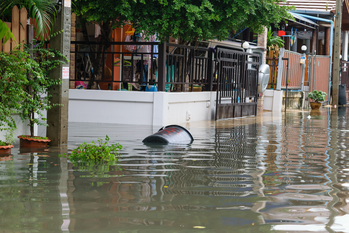 Uma rua com casas inundadas por água