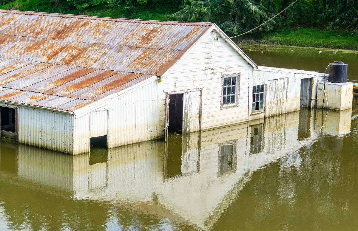 Casa inundada por água suja