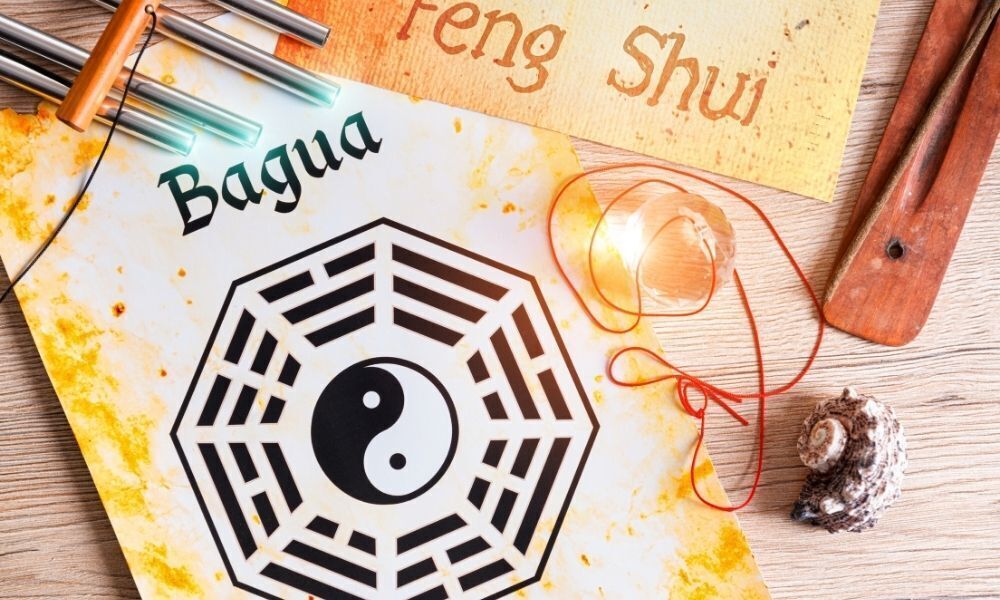 imagem de um baguá ao lado de um quadro escrito feng shui