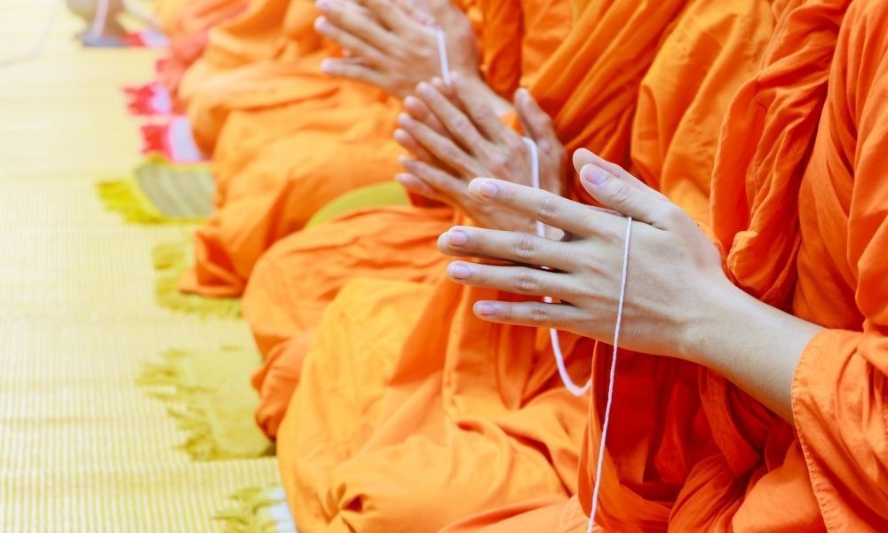 monges budistas rezando