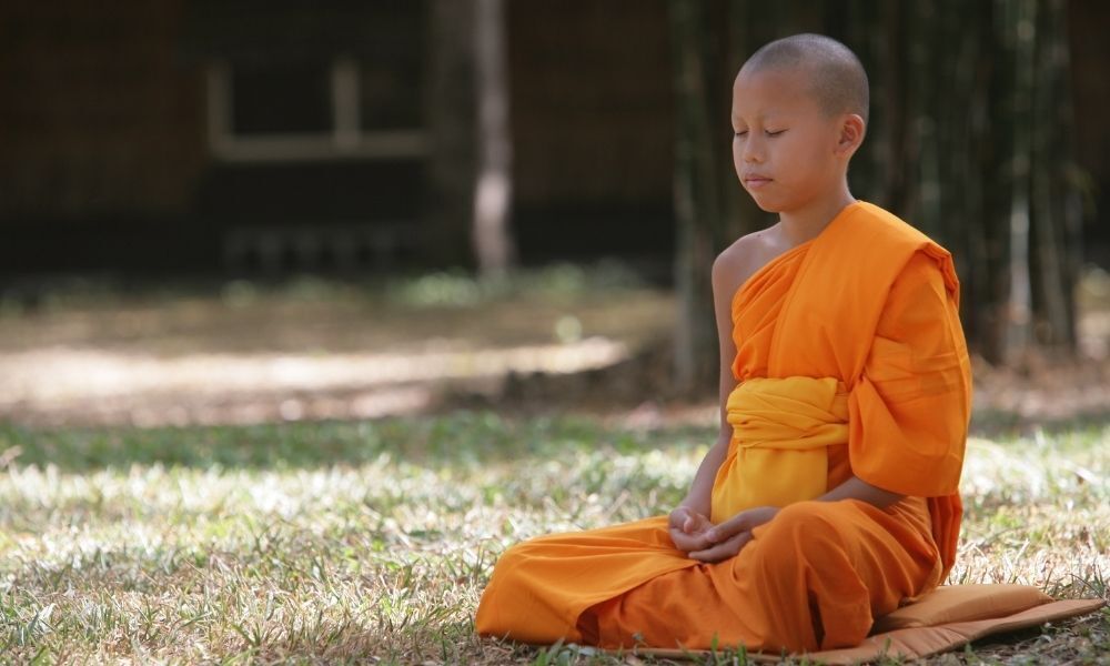 imagem de budae um menino budista meditando