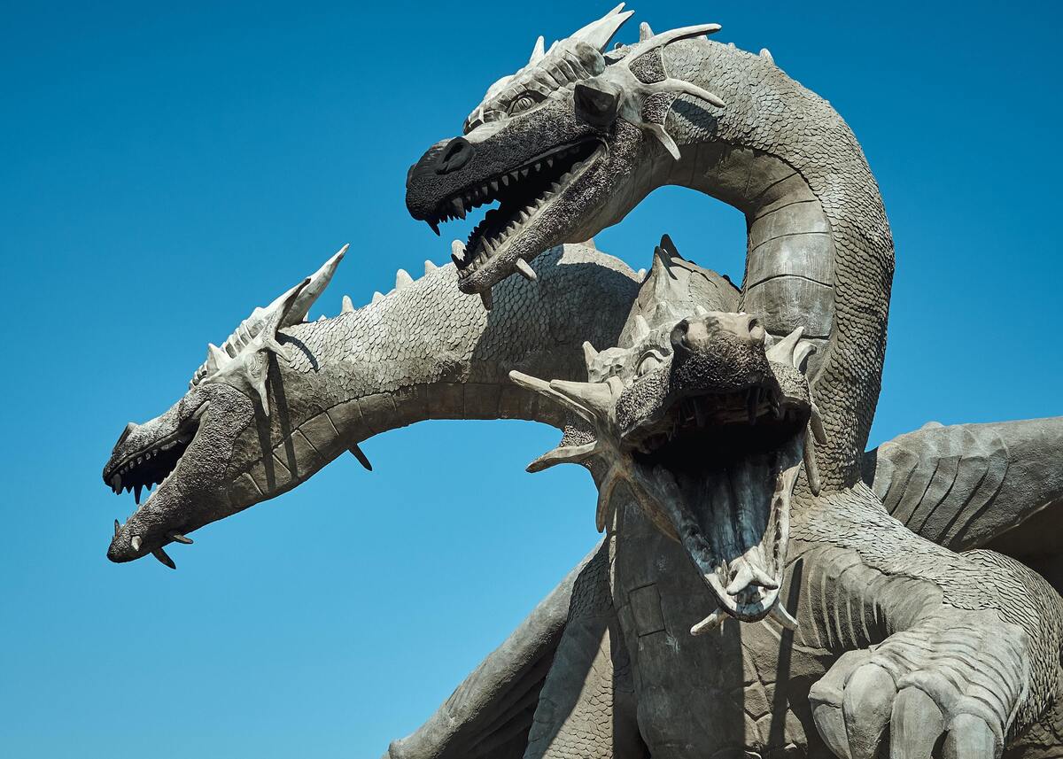 Estátua de um dragão de três cabeças.