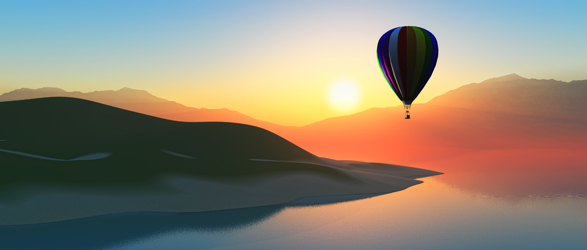 Balão voando perto de lago e colina