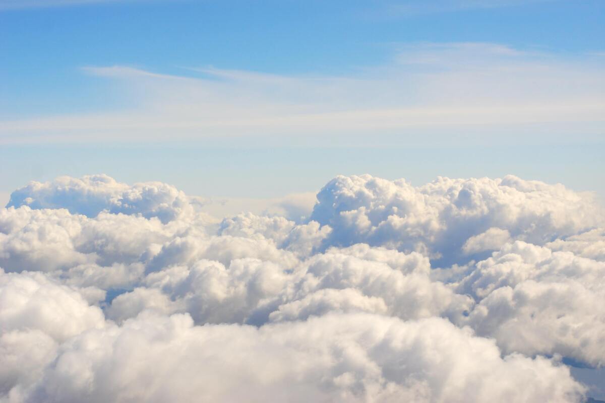 Imagem aérea de nuvens e céu azul