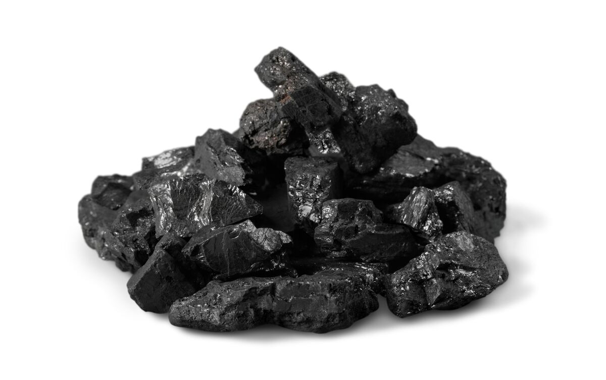 Carvão em superfície branca.