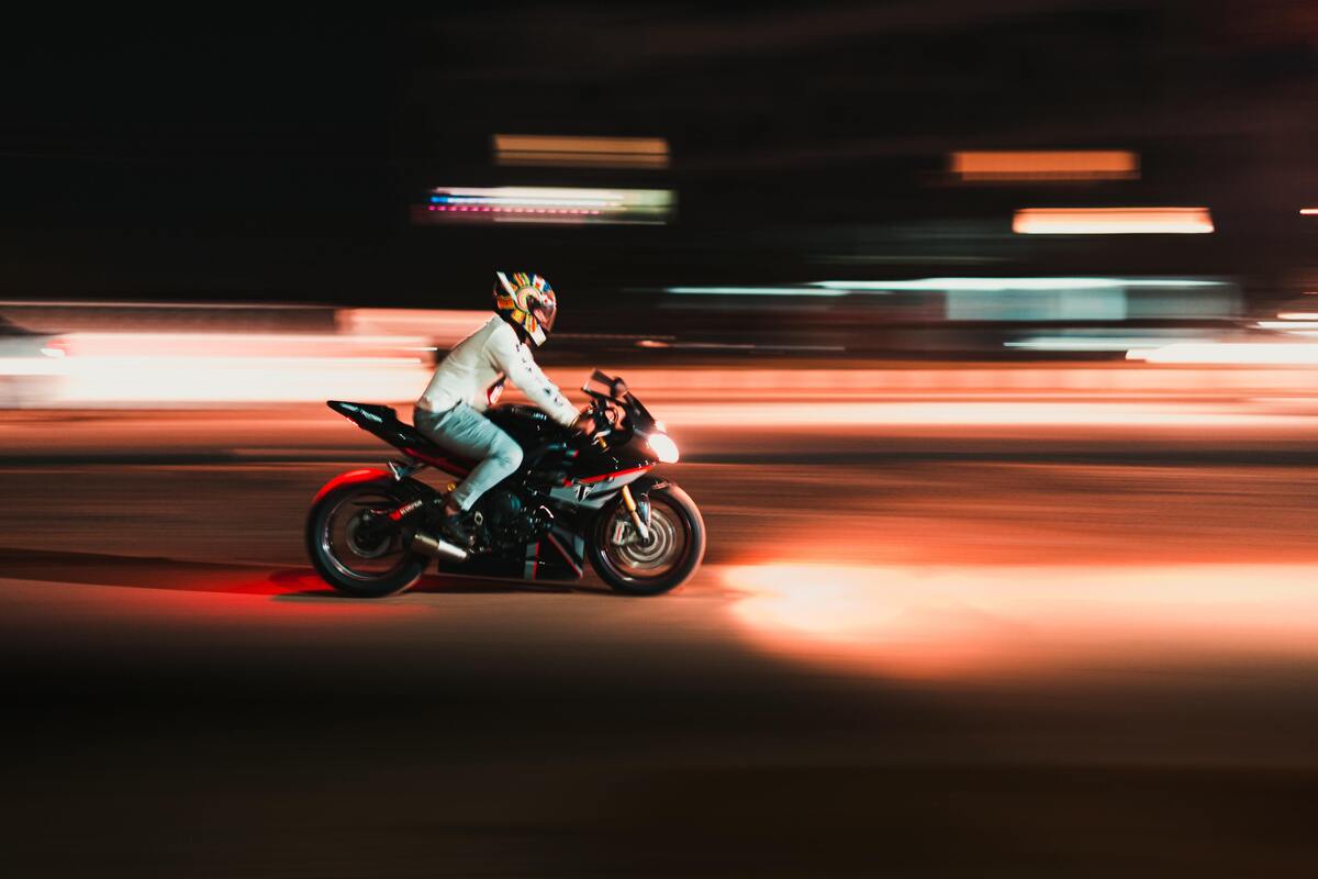 Um homem pilotando uma moto