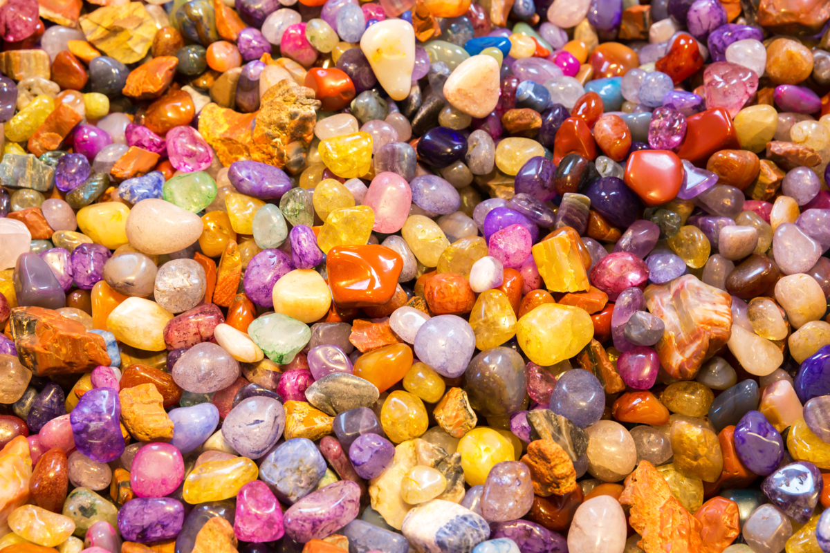 Pedras de diferentes tipos e cores.