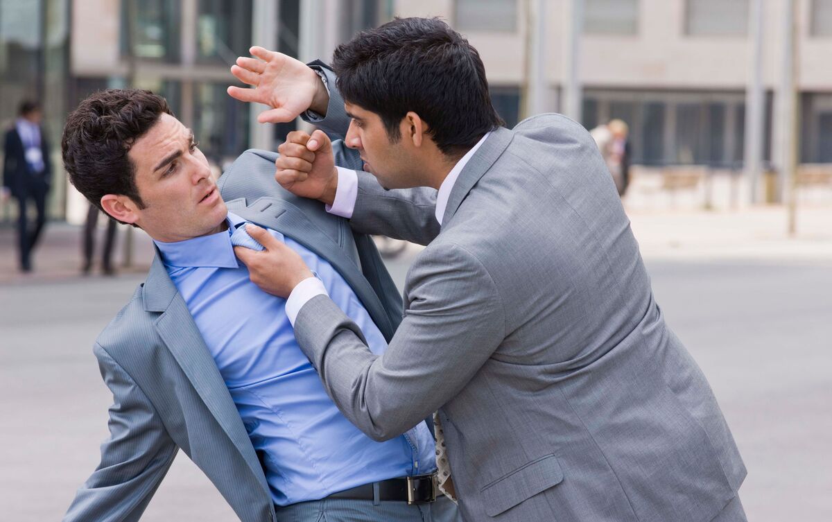 Briga violenta entre dois homens no trabalho.