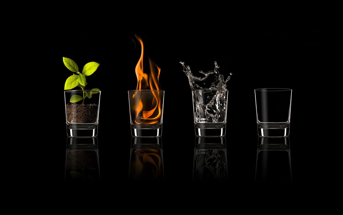 Elementos Terra, Fogo, Água e Ar dentro de copos de vidro.