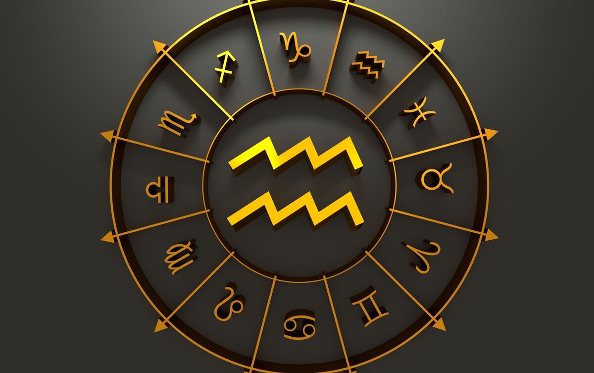 Símbolo do signo de Aquário em meio a Mapa Astral.