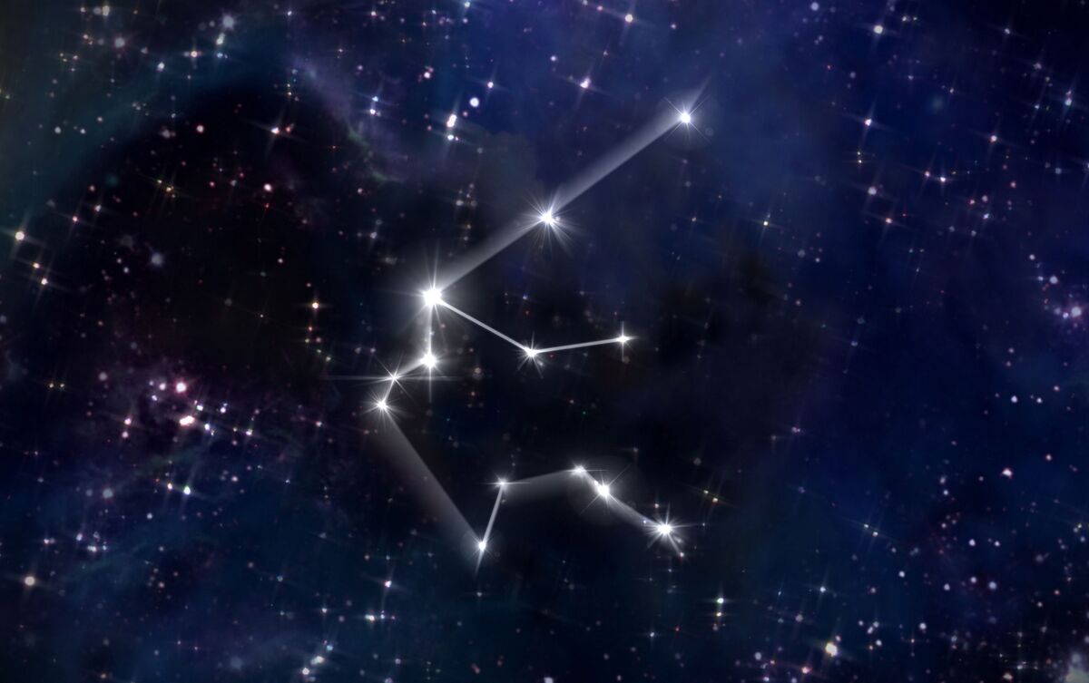 Constelação de Aquário sobre fundo estrelado.