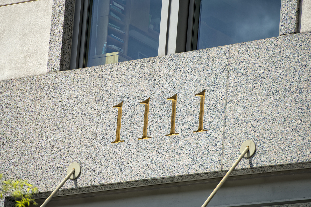 Número 1111 gravado em prédio de pedra