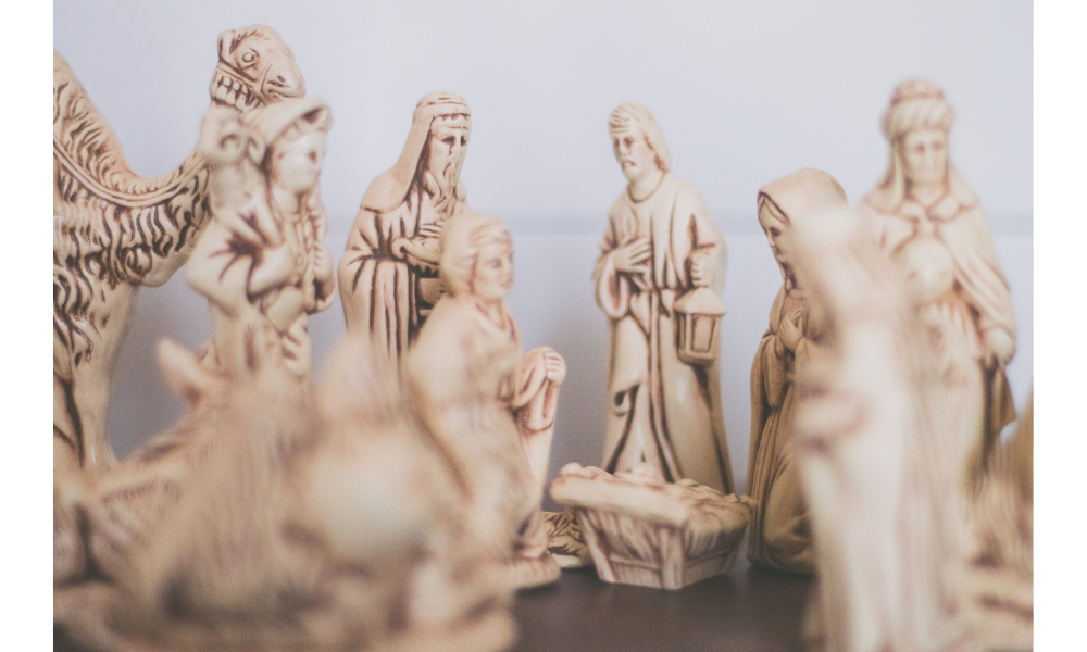 Várias esculturas religiosas representando o nascimento de Jesus.