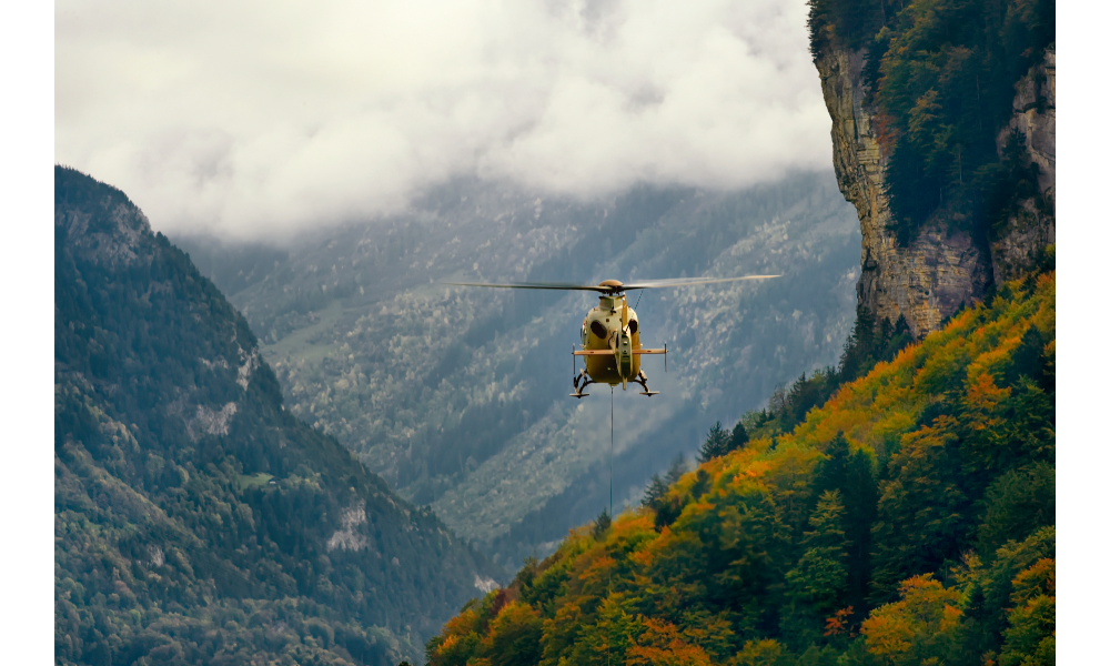 Foto de helicóptero em voo e natureza com penhascos ao fundo.