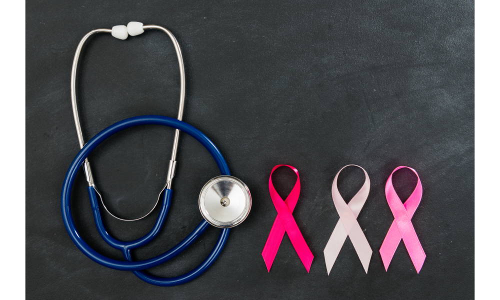 Estetoscópio ao lado de fitas coloridas, símbolos da prevenção de câncer.
