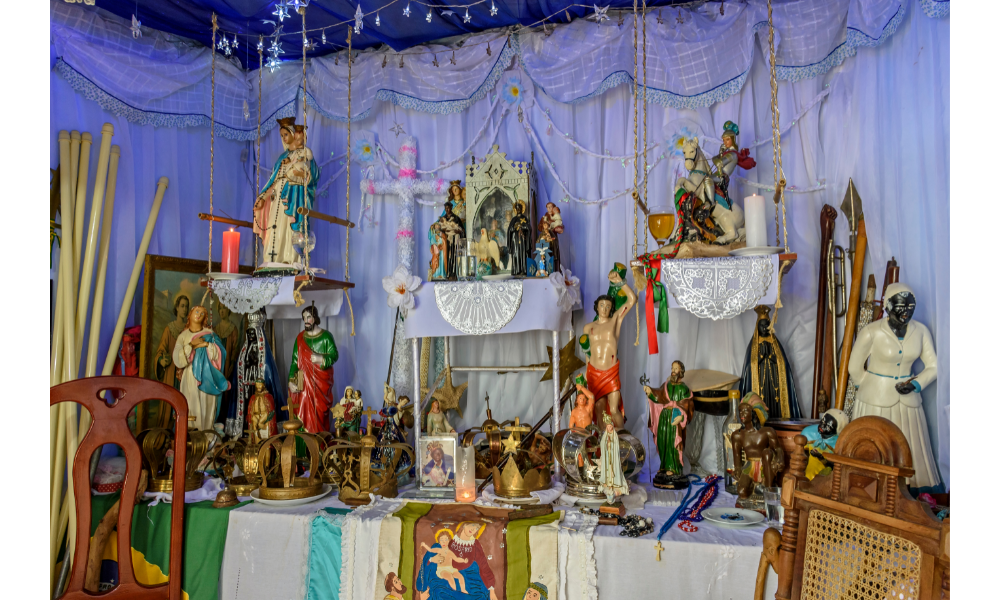 Altar umbandista com várias imagens que fazem parte da religião.