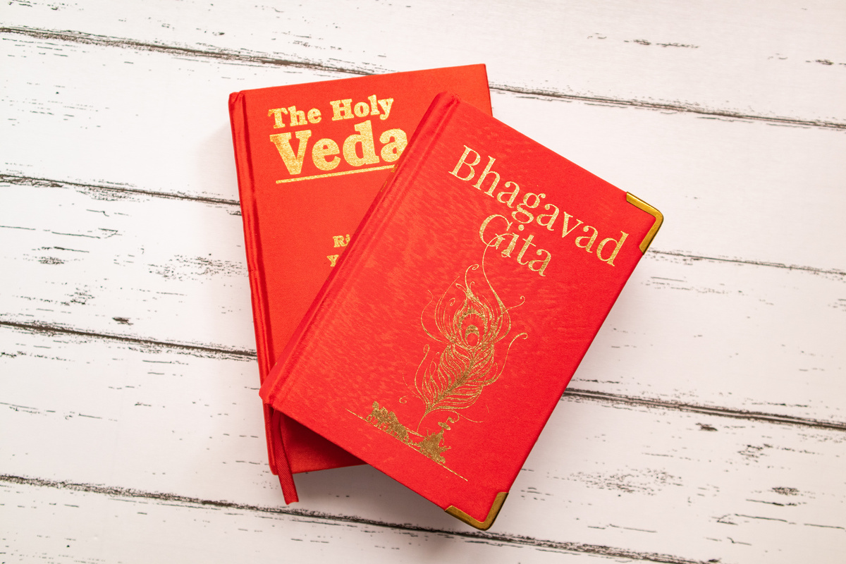 Livros "Os Vedas Sagrados" e "Bhagavad Gita"