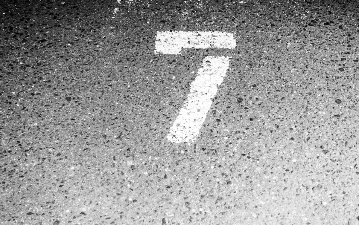 Número 7 pintado em asfalto.
