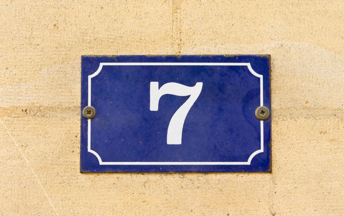 Número 7 marcado em placa azul.