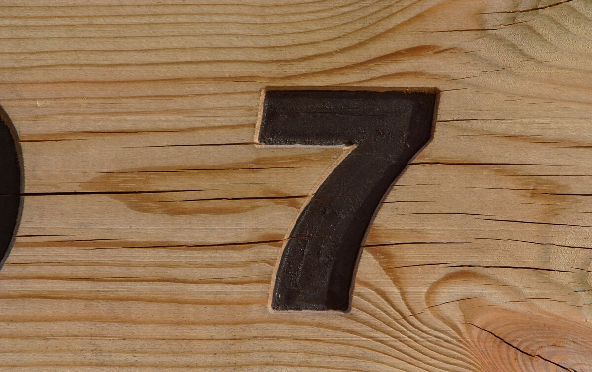 Número 7 marcado em madeira.