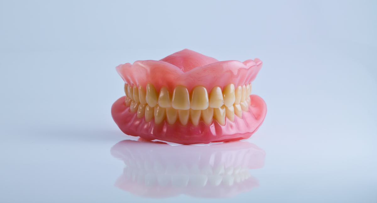 Dentadura em superfície transparente