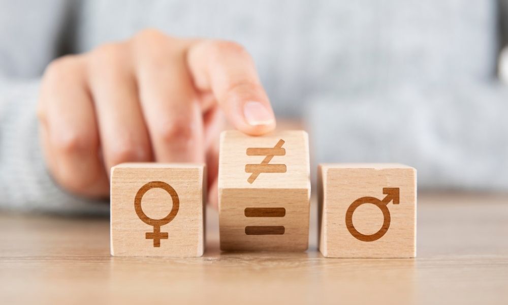 caixas de madeira mostram os simbolos dos generos masculino e feminino