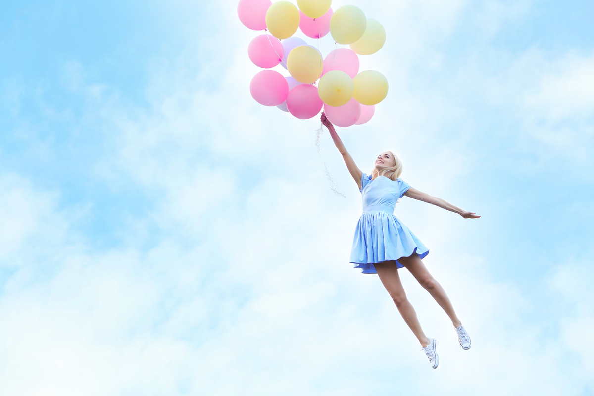 Mulher voando com balões