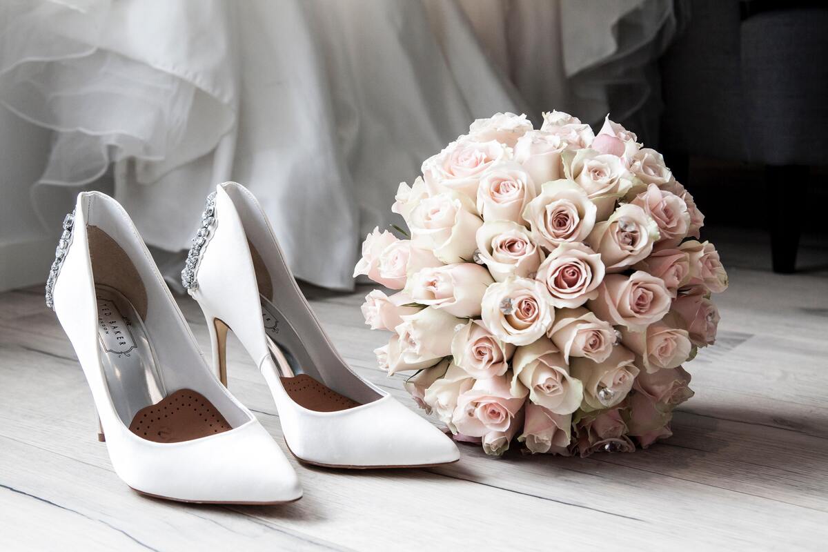Sapato e buquê de noiva