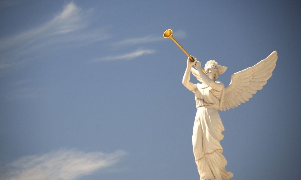 Estátua de anjo tocando trombeta