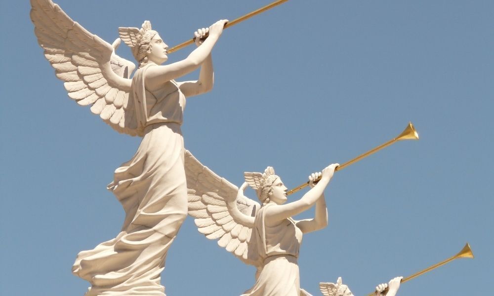 Estátuas de anjos tocando trombetas