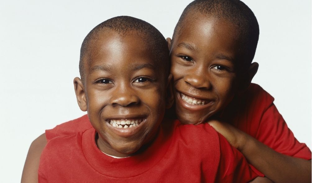 Meninos gêmeos com camiseta vermelha