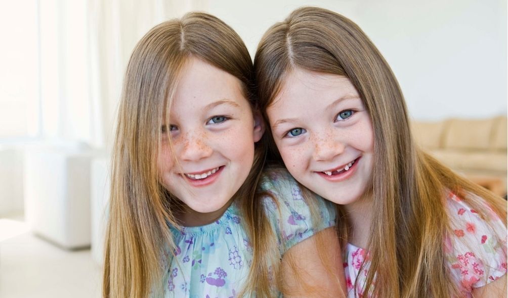 Meninas gêmeas sorrindo