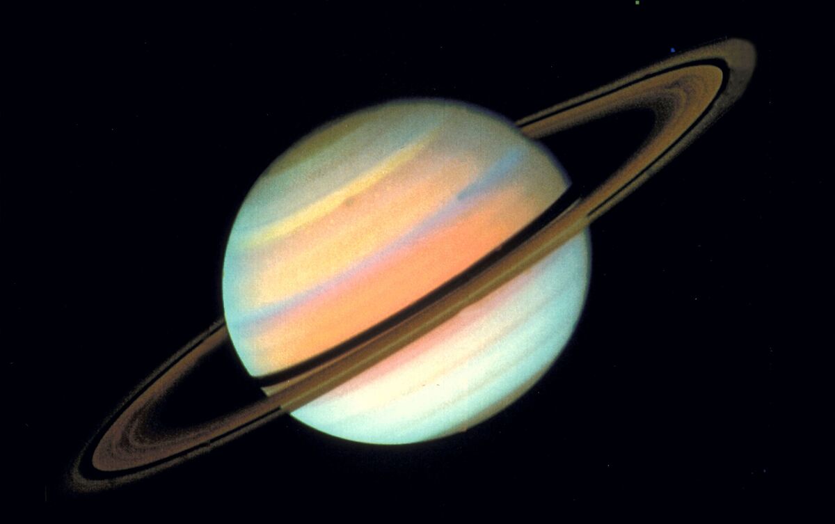 Saturno no universo.
