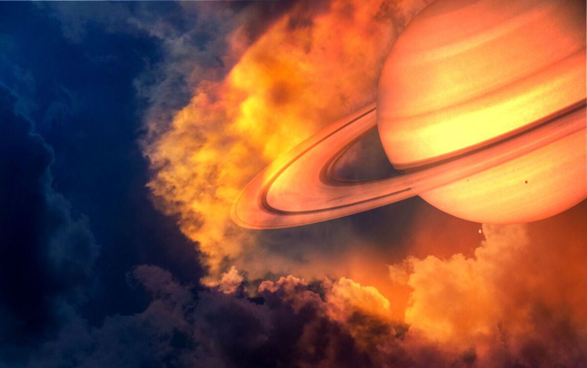 Saturno com luzes e fogo em volta.