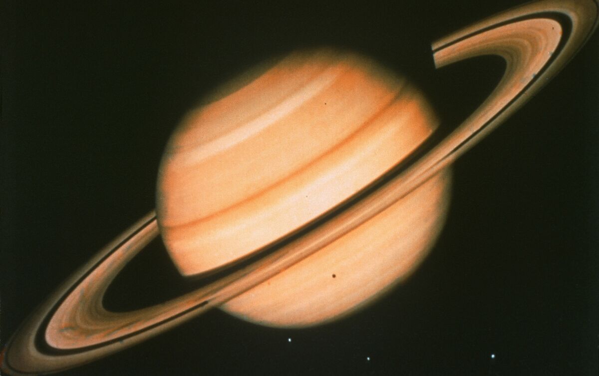 Saturno em fundo escuro.