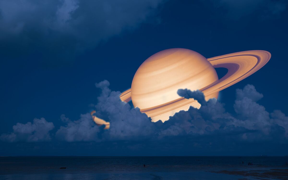 Saturno visto do céu entre nuvens.