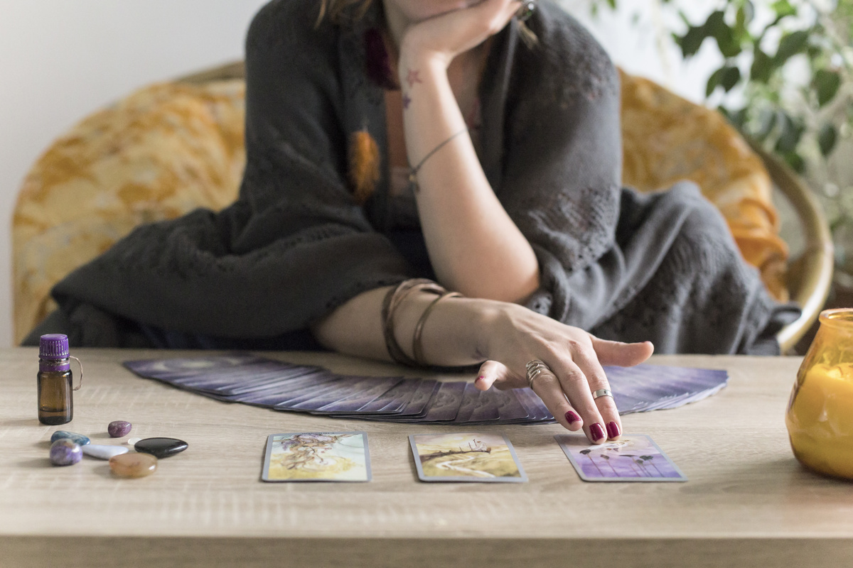 Mulher fazendo leitura de 3 cartas no Tarot