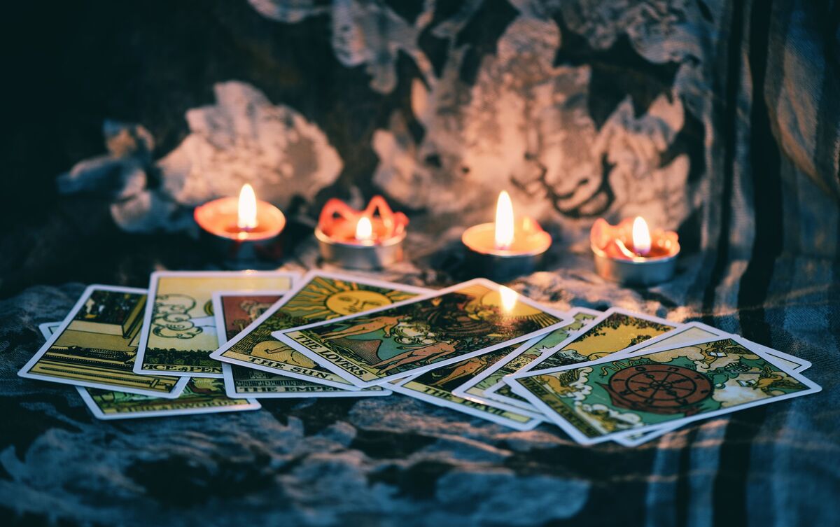 Cartas de Tarot espalhadas sobre mesa.