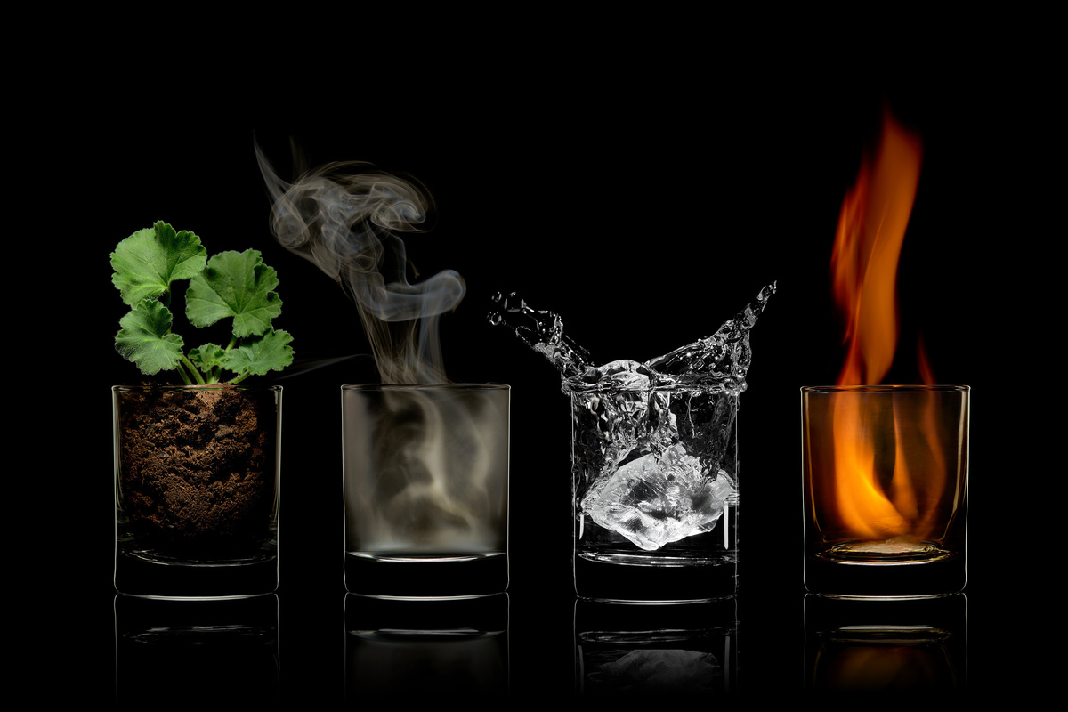 Quatro elementos representados em copos