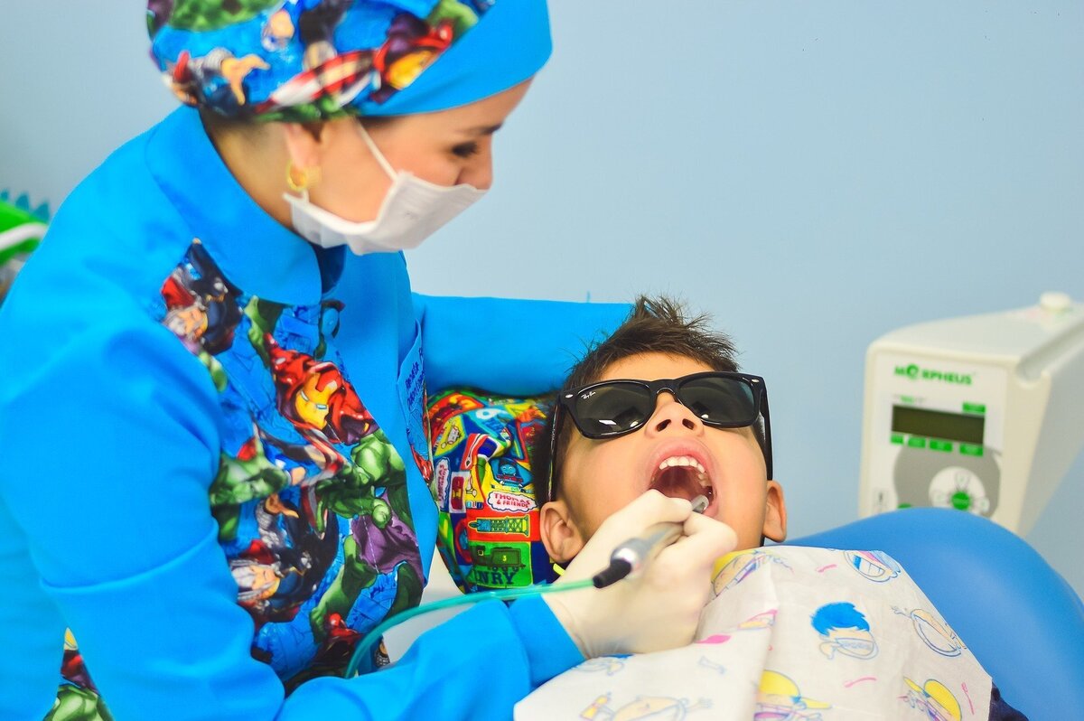 Dentista atendendo um paciente criança.