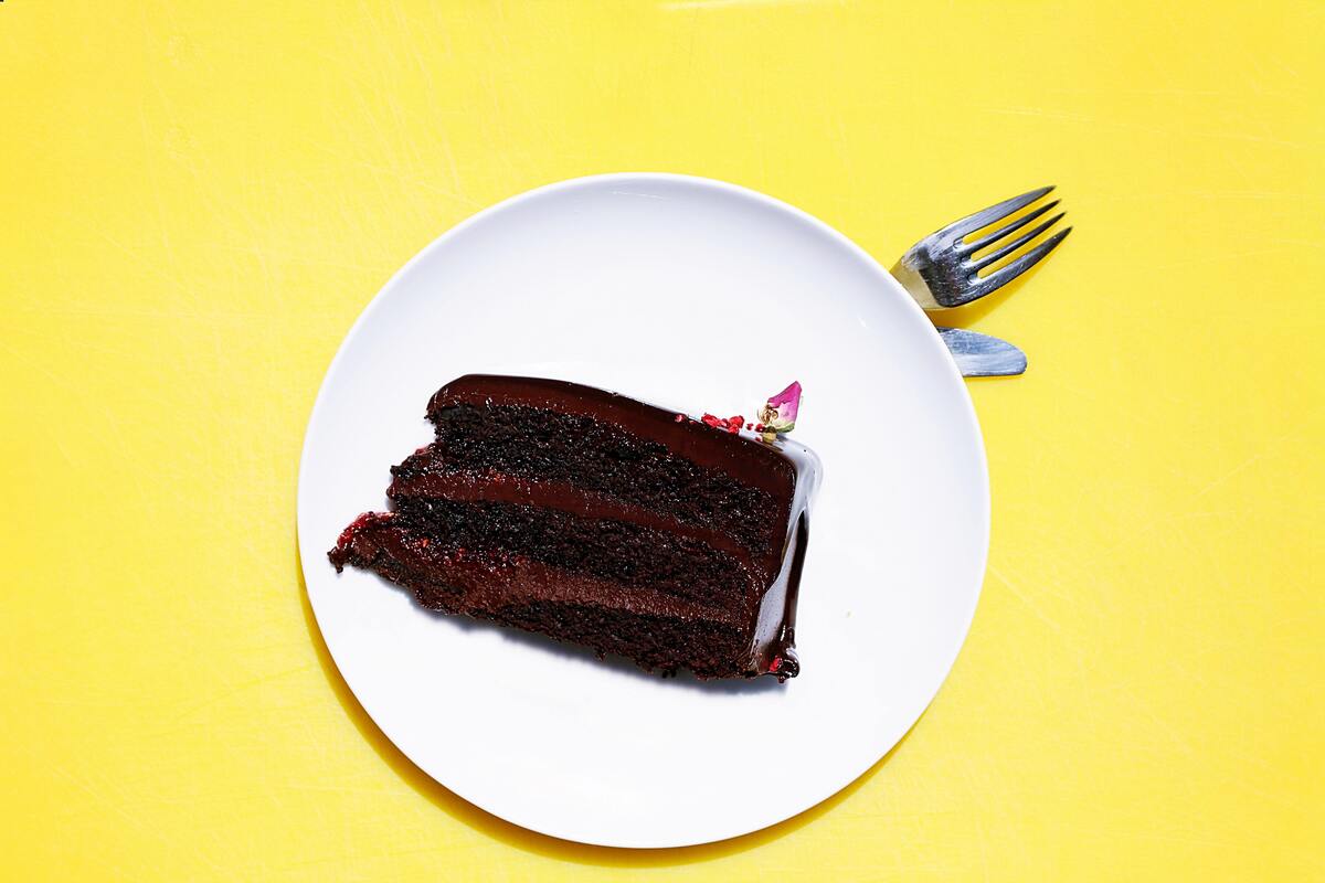 Fatia de bolo de chocolate em um prato branco.