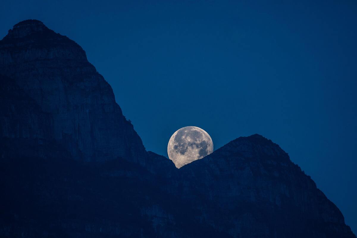 Lua atrás de montanhas. 