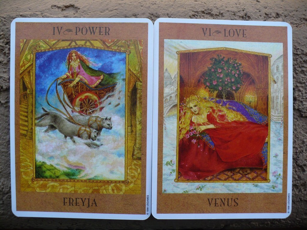 Cartas de tarot mostrando a Deus Freya ao lado de Vênus.