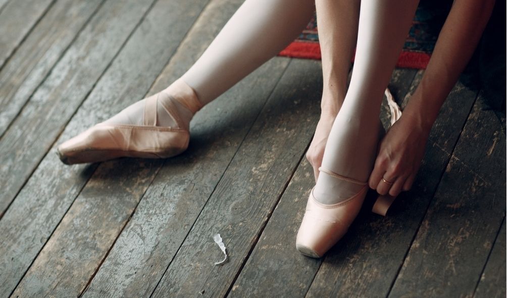 Bailarina vestindo sapatilhas