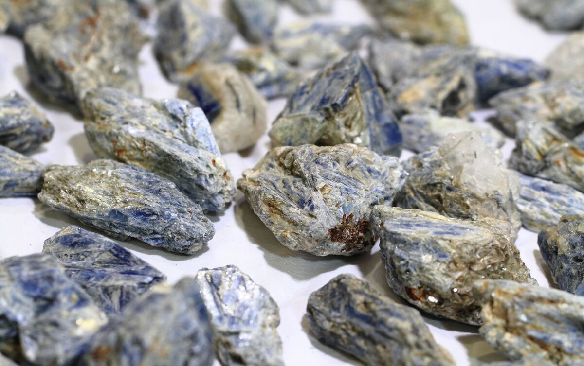 Pedras de Cianita Azul brutas.