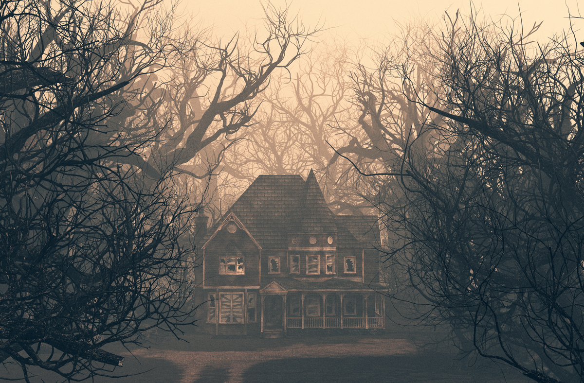 Casa mal-assombrada entre árvores secas